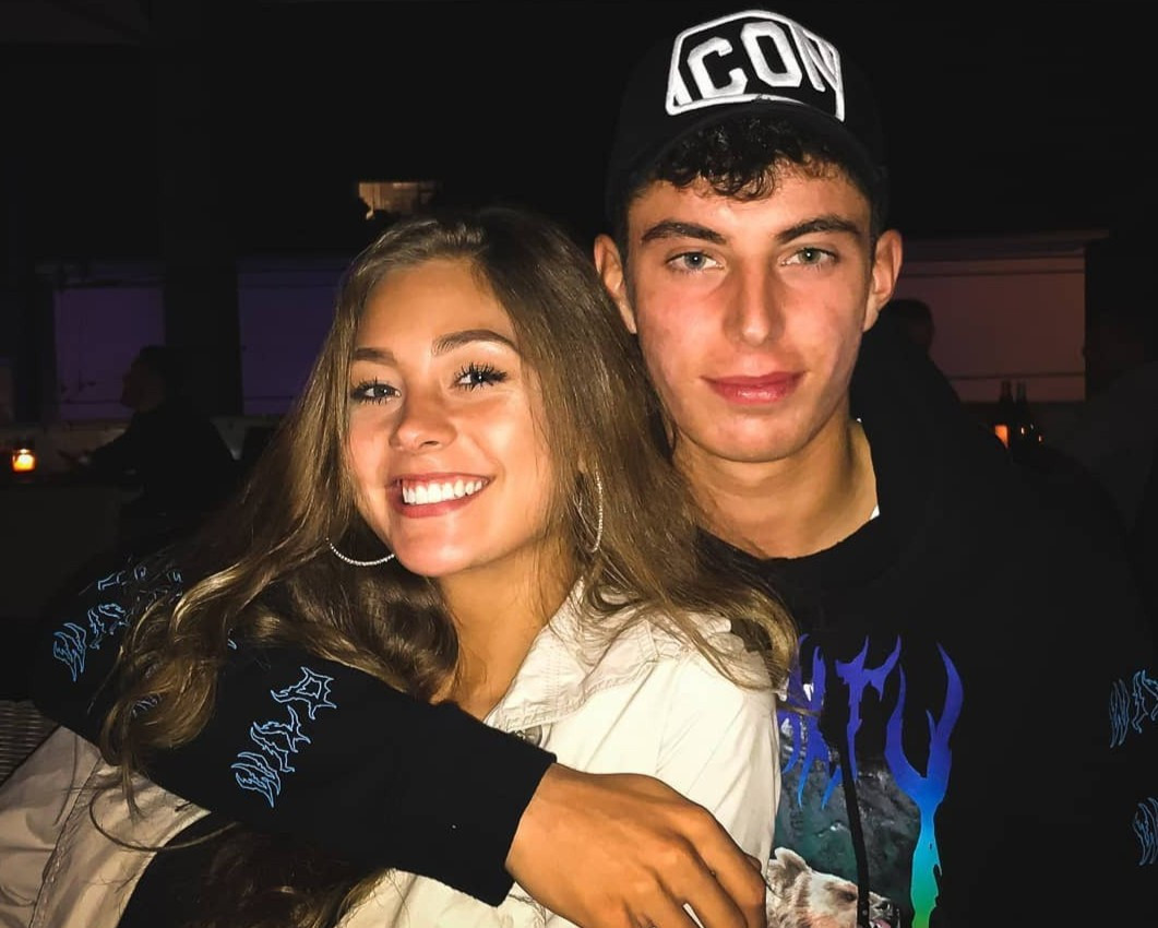 Tiền vệ Kai Havertz đang hẹn hò với người đẹp Sophia Weber. Cả hai vốn là bạn thanh mai trúc mã biết nhau từ lúc nhỏ, trước khi công khai mối quan hệ yêu đương vào 3 năm trước. Trong bài phỏng vấn với WTFoot vào năm ngoái, Sophia tự nhận mình là người nhút nhát và không quen chịu áp lực khi hẹn hò với cầu thủ nổi tiếng như Havertz. Ảnh: kaihavertz29.