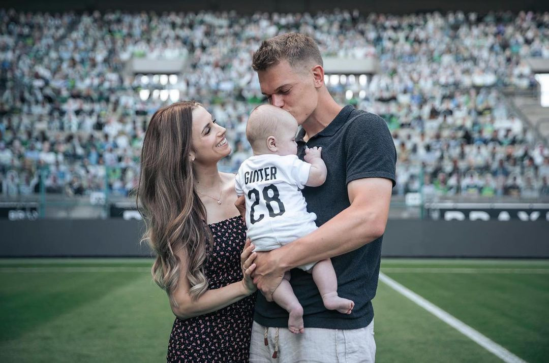 Hậu vệ Matthias Ginter hẹn hò với Christina Ginter vào năm 2015. Hai năm sau đó, Matthias đã cầu hôn bạn gái trên một chuyến bay du lịch. Đến năm 2019, hai người tổ chức đám cưới và chào đón con trai đầu lòng không lâu sau đó. Ảnh: christina_ginter.