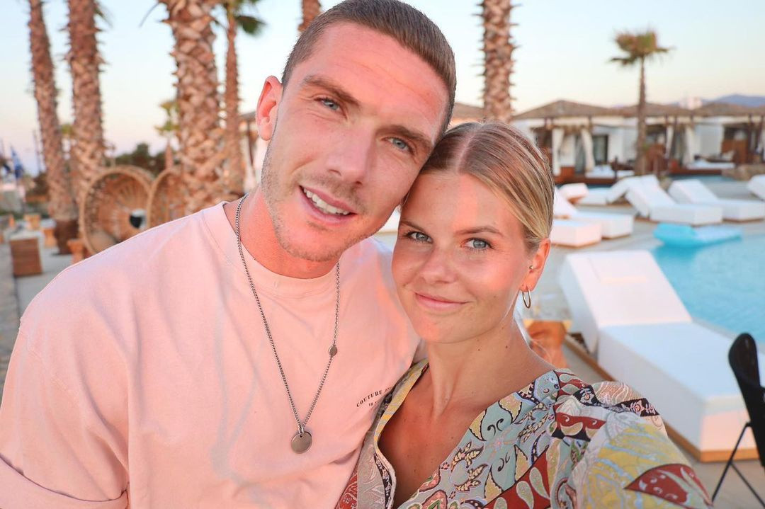 Hậu vệ Robin Gosens và bạn đời Rabee đã ở bên nhau nhiều năm. Cả hai đều là những người kín tiếng nên hầu như không chia sẻ về chuyện tình cảm, cuộc sống gia đình trên phương tiện truyền thông. Ảnh: robingosens.