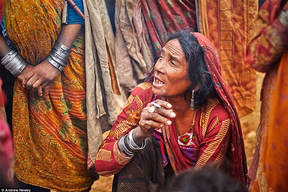 Những người phụ nữ Raute với phục trang sặc sỡ, tươi sáng.