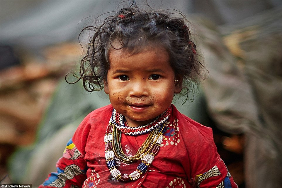 Người Raute sống theo hình thức du mục, họ không ngừng di chuyển. Không ai trong bộ tộc đi làm hoặc đi học.