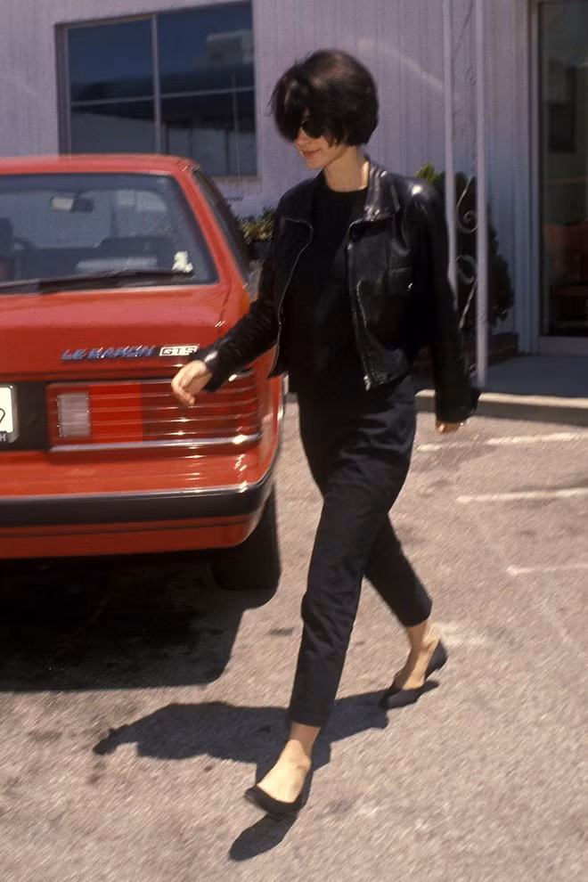 Nữ diễn viên rất chuộng màu đen, nhiều nhất là chiếc jacket da. Từ chiếc áo có phom lửng, làm điểm nhấn cho set đồ tuyền đen cho đến mẫu áo dài chiết eo, mix cùng váy ôm cổ lọ bên trong, Winona luôn biết cách làm cho những set đồ nổi bật.