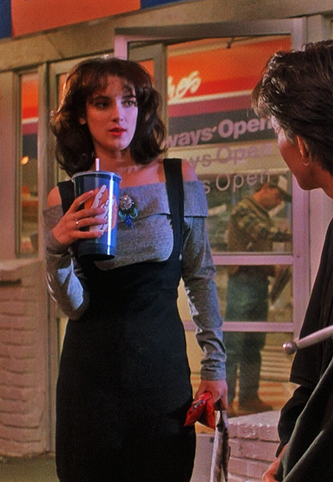 Cô có thể dễ dàng biến hóa từ style dễ thương với váy yếm, áo len trễ vai sang hình ảnh quyến rũ, khoe vòng 1 sexy trong mẫu áo cổ yếm phối corset ôm lấy phần eo.