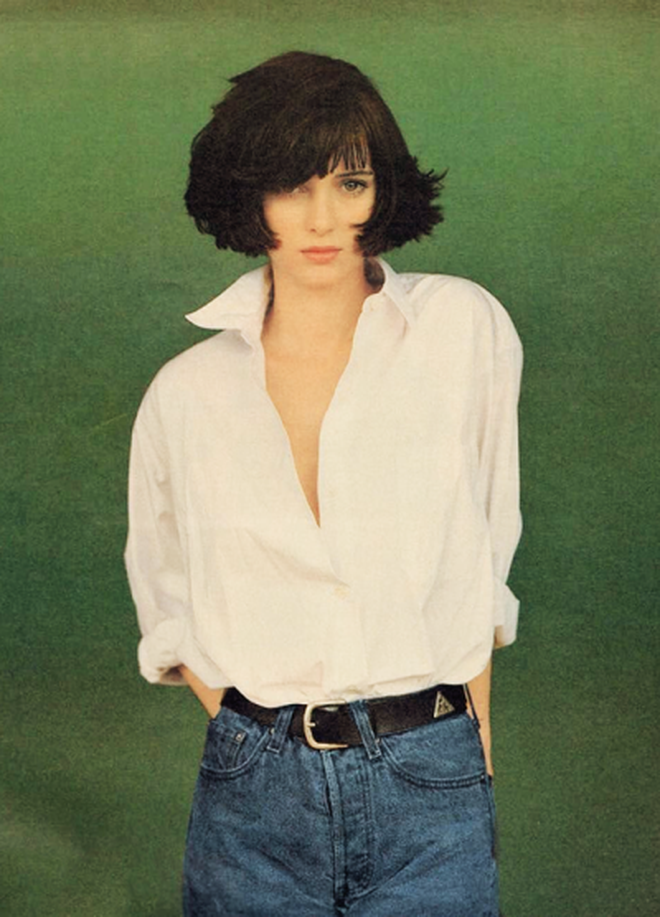 Combo bất hủ với áo sơ mi trắng oversized mix cùng quần jeans vẫn luôn đẹp - xịn - mịn. Cô đã khéo lẽo bẻ cổ áo ngẫu hứng, cởi vài chiếc cúc và xắn tay áo lên nào.