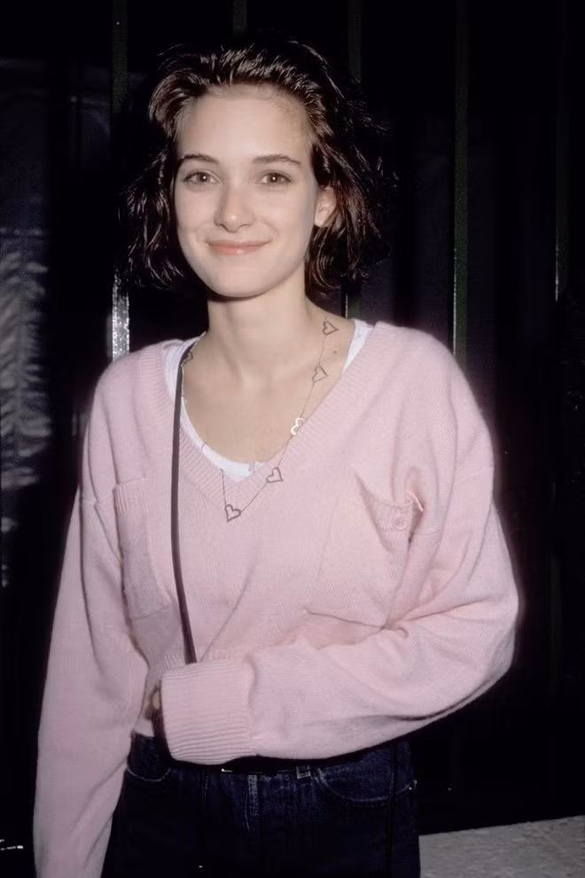 Set đồ với áo len hồng pastel ngọt ngào layer với áo thun trắng mix cùng quần jeans chắc hẳn không còn xa lạ gì với các bạn học sinh, sinh viên.