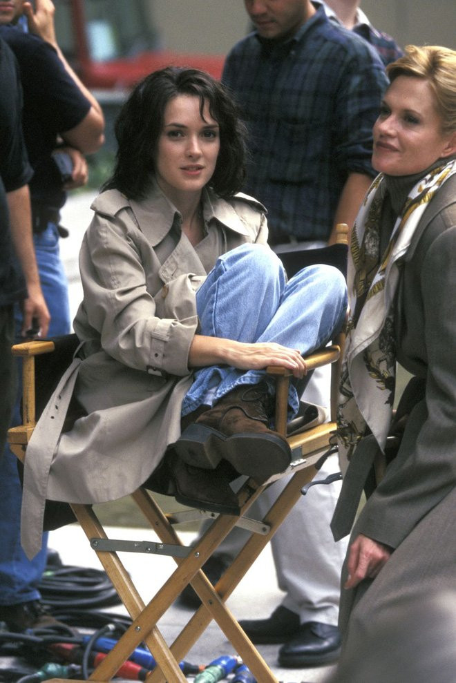 Mix trench coat với quần jeans ống đứng và boot, vừa cổ điển mà lại thanh lịch và thời thượng.