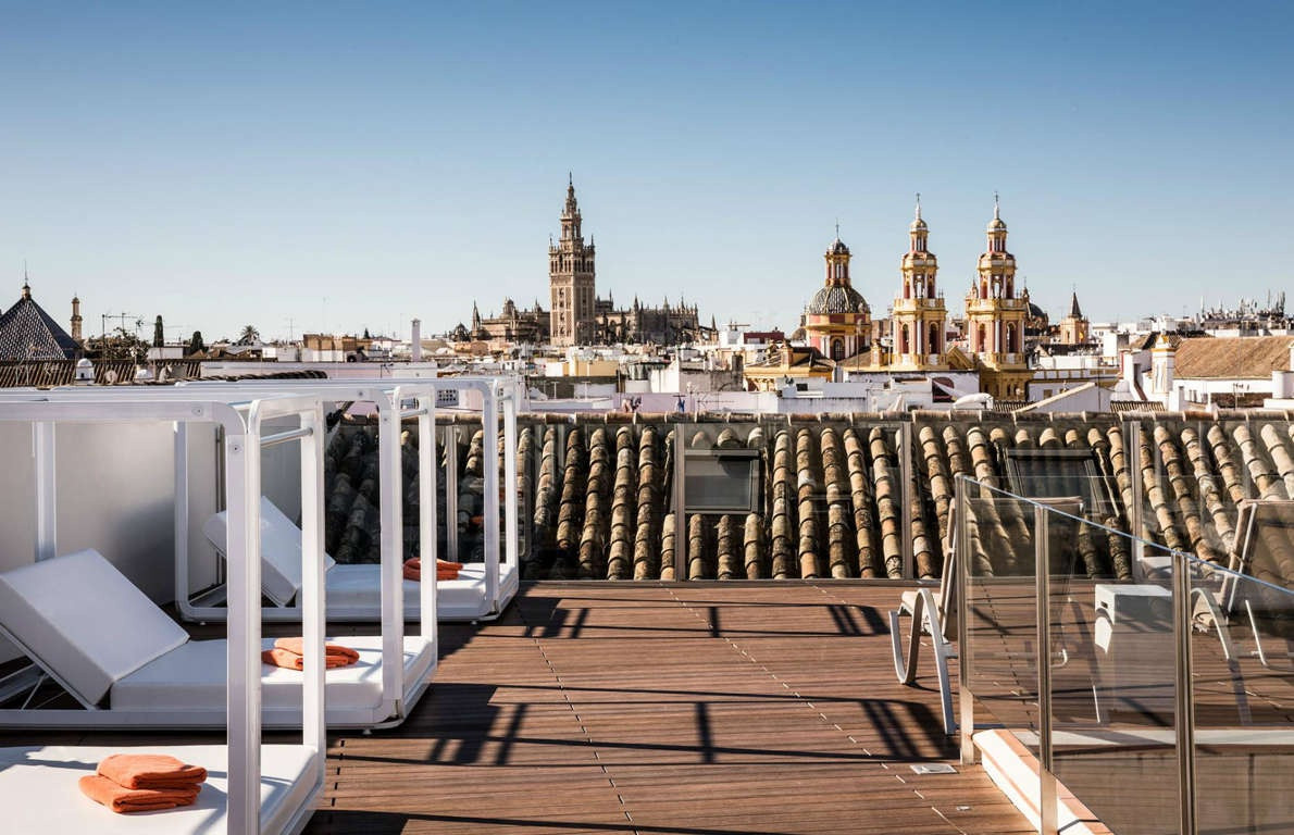 Khách sạn Palacio de Villapanés, Tây Ban Nha: Trong số nhiều khách sạn cung điện có sân thượng ở Seville, Tây Ban Nha, Palacio de Villapanés được ưa thích bởi phong cách thanh lịch. Khoảng sân rợp bóng mát, đài phun nước nhỏ, trần nhà mái vòm, bức tường ốp màu xám, đầu giường bằng nhung tím là các chi tiết tạo sự trang nhã cho chốn nghỉ dưỡng. Bên trong mỗi phòng nghỉ được trang bị đồ dùng công nghệ cao cho du khách trải nghiệm. 