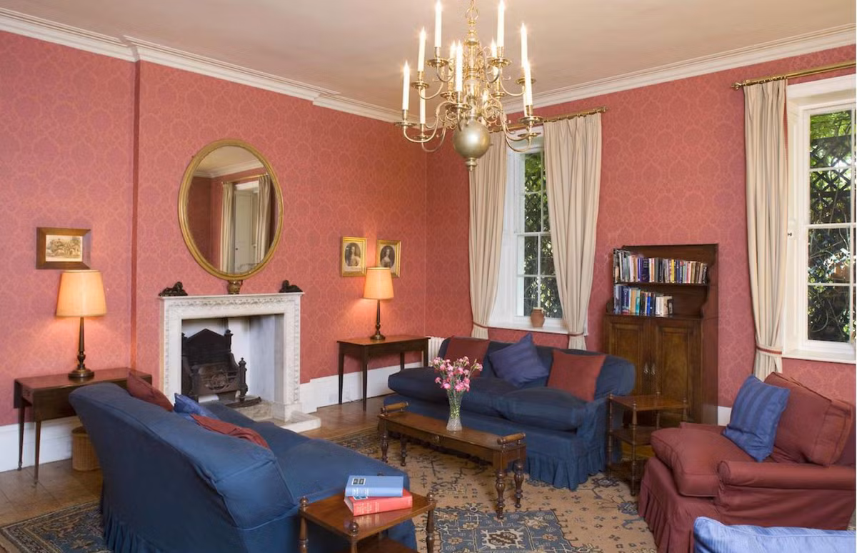 Cung điện Hampton Court, được xây dựng từ thời vua Henry VIII, là nơi lưu trú xa xỉ của giới quý tộc Anh lúc bấy giờ. Ngôi nhà Georgian tại đây đã được cải tạo, trở thành chốn nghỉ dưỡng thu hút các vị khách thượng lưu. Nội thất với chất liệu da, gỗ, hoa văn trang trí hiện đại tạo không gian sống vương giả. Những người lưu trú tại đây có thể ngắm cung điện từ các phòng áp mái, khám phá các khu vực còn lại bao gồm vườn hồng và sân quần vợt của vua Henry VIII.