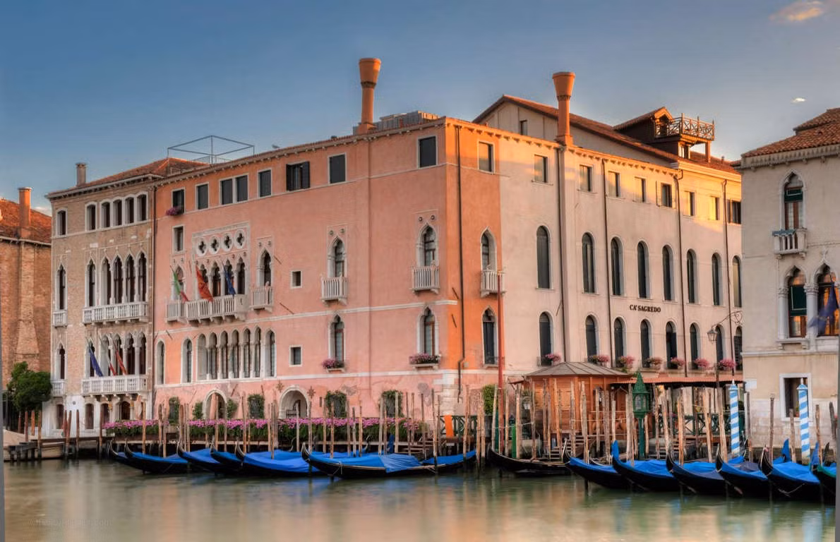 Khách sạn Ca' Sagredo, Venice, Italy: Cung điện có từ thế kỷ XV hiện là khách sạn hoàng gia, nổi bật với tông hồng ngọt ngào, view hướng ra bờ kênh Grand. Cung điện được một gia đình quý tộc danh giá mua vào thế kỷ XVII, trước khi mở cửa như khách sạn hạng sang vào năm 2007. Các phòng suite được giới thượng lưu ưa chuộng bởi những chi tiết mạ vàng, chạm khắc tinh xảo, gối bọc nhung và họa tiết sang trọng.