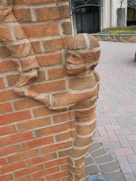 Nếu là người yêu nghệ thuật, rất có thể bạn đã từng biết đến tác phẩm điêu khắc của Brad Spencer ở Downtown Charlotte, NC mang tên"Cuộc sống là một cuốn sách mở"(Life is an Open Book). 