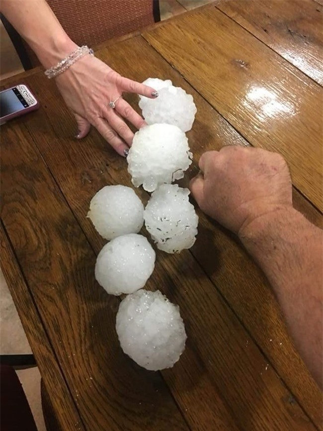 Hình ảnh những viên đá từ cơn mưa đá ở Alabama. Thật không dám tưởng tượng nếu đi đường mà gặp trận mưa thế này. 