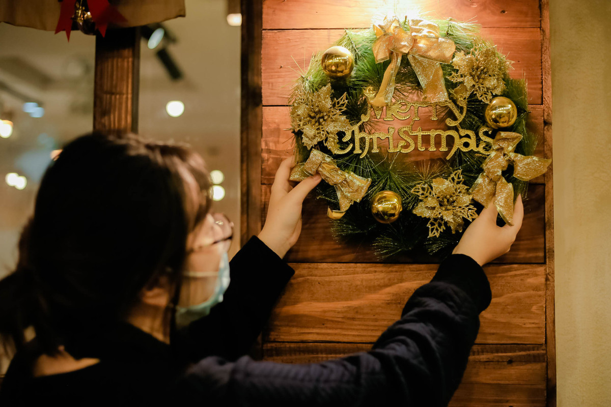 Thùy Linh, nhân viên tại quán, cho biết nhờ tạo không khí Noel sớm, quán thu hút khá nhiều bạn trẻ đến chụp hình. Ngoài ra, nơi này còn cho các studio thuê không gian chụp ảnh cưới, lookbook.