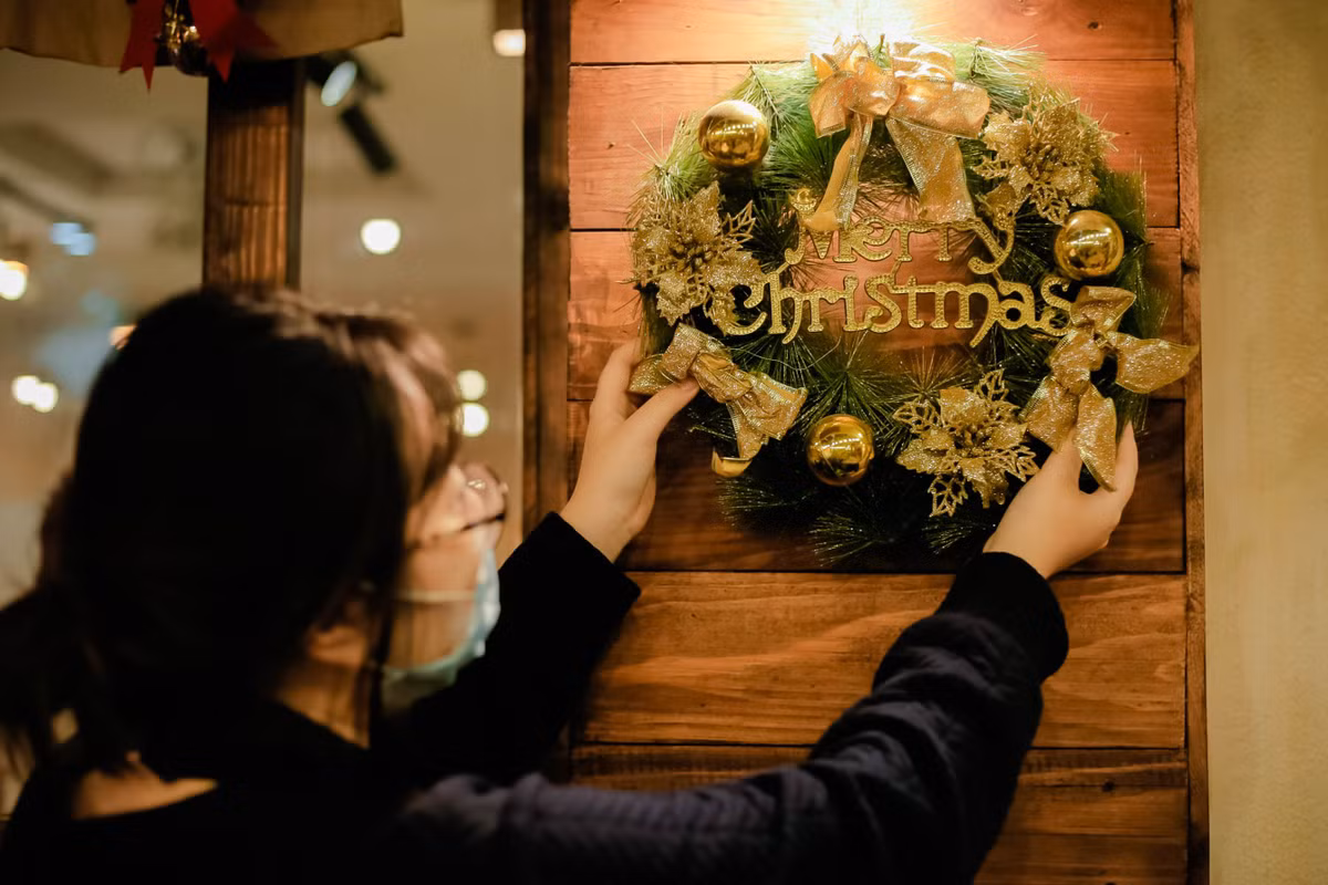 Thùy Linh, nhân viên tại quán, cho biết nhờ tạo không khí Noel sớm, quán thu hút khá nhiều bạn trẻ đến chụp hình. Ngoài ra, nơi này còn cho các studio thuê không gian chụp ảnh cưới, lookbook.