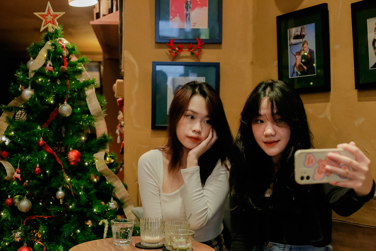 Anh Thư (sinh năm 2002) cùng Minh Anh đến đón Giáng sinh sớm qua những bức hình. "Mình thích dịp lễ này lắm nên rất hào hứng khi thấy cây thông Noel và các món đồ trang trí chủ đề này. Phía bên trong quán hơi tối nên bọn mình chủ yếu chụp selfie ở gần lấy không khí", Thư chia sẻ.