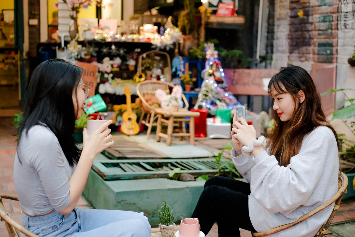 Chiều cuối tuần được nghỉ, nhóm bạn của Kỳ Duyên đến quán tụ tập. "Bọn mình muốn tranh thủ check-in sớm, sợ càng sát ngày, các hàng quán càng đông sẽ khó chụp ảnh. Những món đồ trang trí ở quán cũng khiến bọn mình háo hức, khi một mùa Giáng sinh nữa đã đến gần".