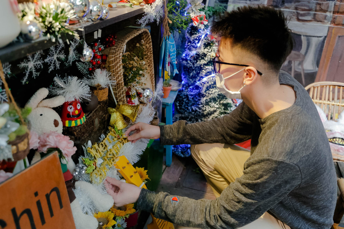 Đây cũng là một trong những quán cà phê trang trí chủ đề Noel sớm nhất tại Hà Nội. Nhân viên tại Chin Chan cho biết quán muốn đem lại không khí ấm áp qua những món đồ trang trí nhỏ nhắn, dễ thương hơn là sự cầu kỳ.