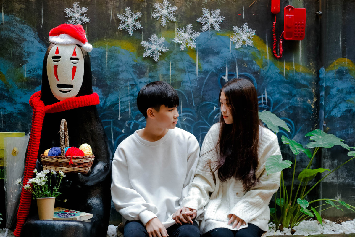 Ngoài cây thông Noel, quán tạo không khí Giáng sinh bằng cách thêm những món đồ màu đỏ như mũ, khăn lên các bức tượng, góc check-in nổi bật. Vì trang trí sớm, phần lớn đồ được quán tìm mua riêng lẻ theo nhu cầu hay tự làm.