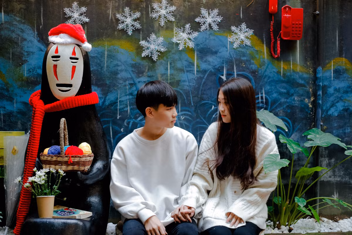 Ngoài cây thông Noel, quán tạo không khí Giáng sinh bằng cách thêm những món đồ màu đỏ như mũ, khăn lên các bức tượng, góc check-in nổi bật. Vì trang trí sớm, phần lớn đồ được quán tìm mua riêng lẻ theo nhu cầu hay tự làm.