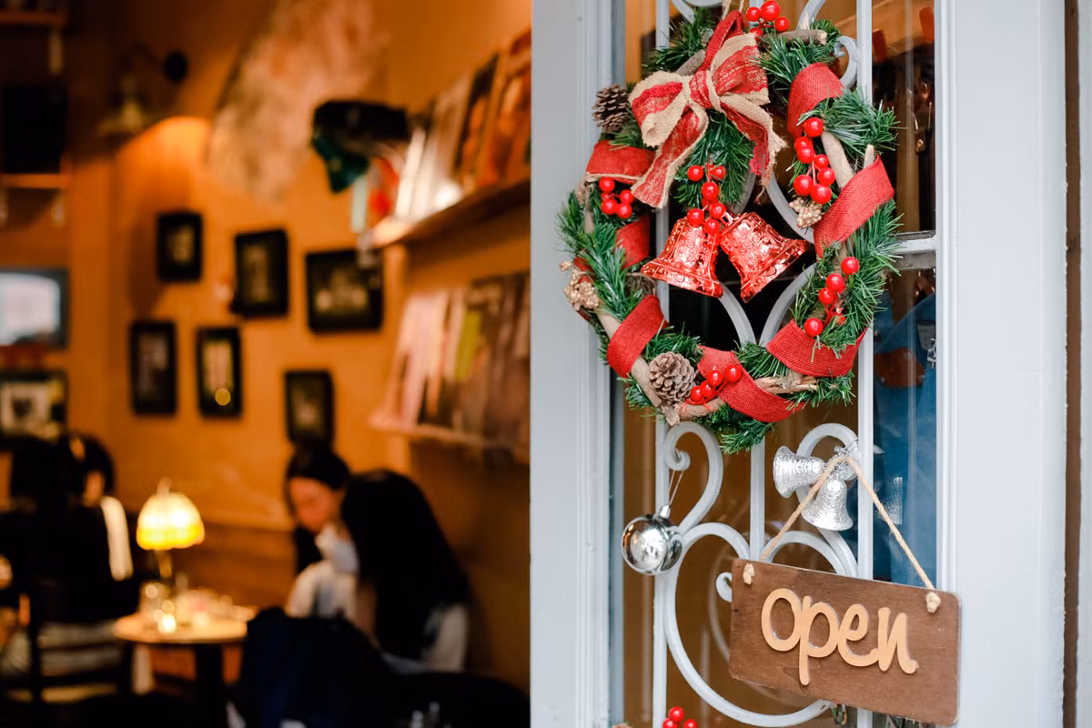 Nhiều bạn trẻ ở Hà Nội quyết định đến các quán cà phê trang trí chủ đề Giáng sinh để chụp ảnh sớm, tránh cảnh chen chúc và tụ tập quá đông khi cận kề ngày lễ. Ngoài trang trí thông thường, một số quán còn dựng hẳn các góc chụp ảnh riêng tương tự trong studio để phục vụ nhu cầu của khách.