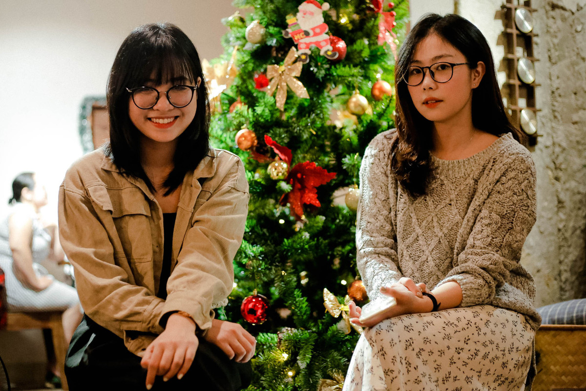 Có mặt tại quán cà phê Joie chiều thứ 7, Minh Châu và Thùy Linh thích thú trước không khí ấm cúng, đậm chất Giáng sinh ở đây. "Trước khi đến, bọn mình không biết quán đã 'bắt trend' chủ đề này nên khá bất ngờ và hào hứng. Chắc sắp tới, khi trời lạnh hơn và quán bật thêm các bài hát Giáng sinh, không khí sẽ còn tuyệt hơn nhiều".