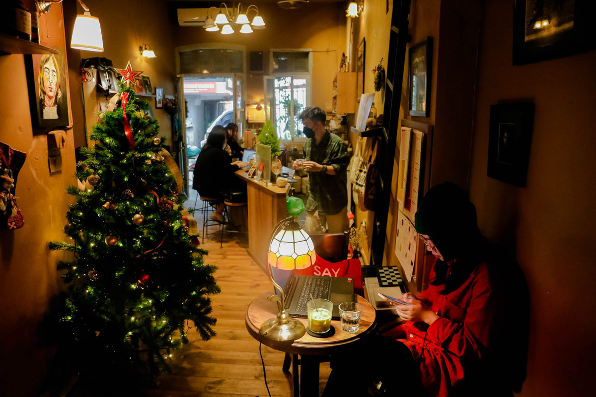 Tranquil Artisan coffee (Nguyễn Quang Bích, quận Hoàn Kiếm) tạo điểm nhấn bằng một cây thông ngay giữa quán. Huy, nhân viên của quán, cho biết trước các sự kiện như Giáng sinh hay Tết Nguyên đán khoảng một tháng, quán sẽ bắt đầu tiến hành trang trí để làm mới không gian. "Năm nay, nhiều vị khách thấy quán 'lên đồ' Giáng sinh sớm cũng bất ngờ và thích thú chụp hình".