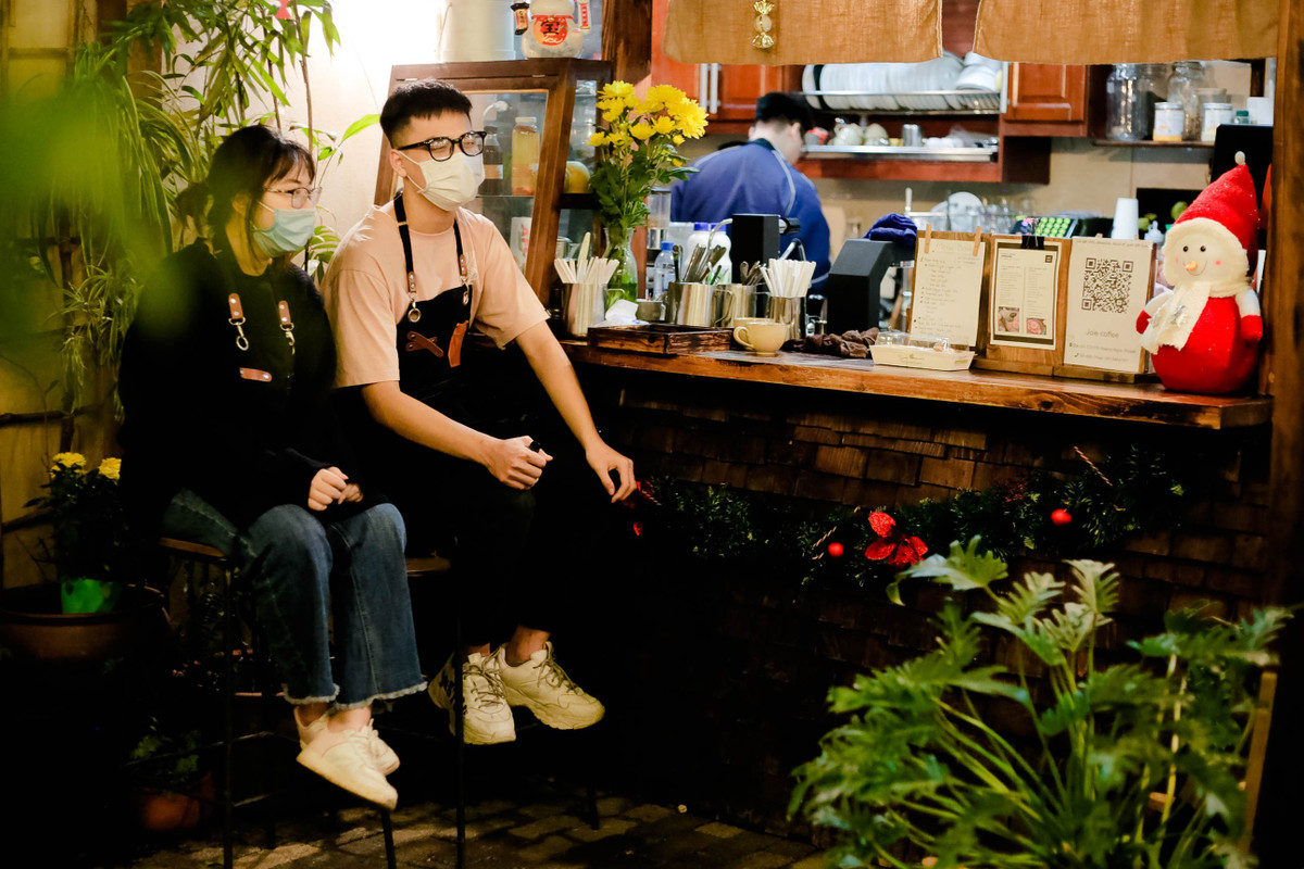 Khi đến Joie, khách phải tiến hành quét mã QR để khai báo y tế, đảm bảo an toàn. Các nhân viên luôn đeo khẩu trang và thực hiện sát khuẩn sau mỗi lượt khách.