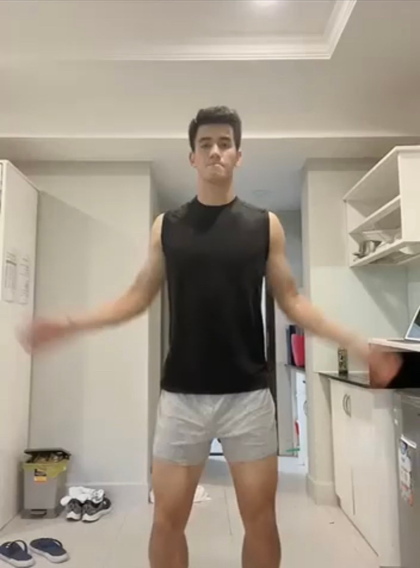 Trên story trang cá nhân, tiền đạo Nguyễn Tiến Linh chia sẻ nhiều video ghi lại hình ảnh tập luyện trong thời gian cách ly. Phải ở trong phòng khách sạn, anh chủ yếu chạy bộ, chống đẩy và một số bài tập đơn giản khác. Ảnh: Nguyễn Tiến Linh.