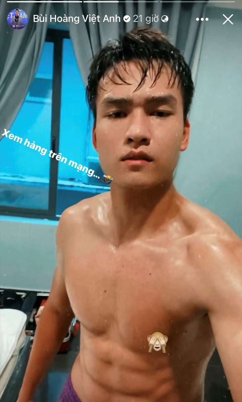 Ngày cách ly thứ 4, Bùi Hoàng Việt Anh đăng clip tập chạy bộ tại nơi cách ly. Cầu thủ sinh năm 1999 thu hút sự chú ý của fan nữ với thân hình "cực phẩm", lộ cơ bụng săn chắc. Hậu vệ CLB Hà Nội nổi tiếng là "visual" của đội bóng bởi có gương mặt điển trai cùng chiều cao nổi bật. Ảnh: Bùi Hoàng Việt Anh.