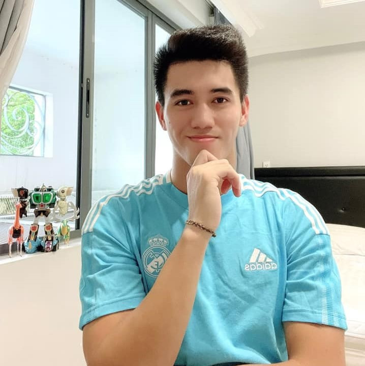 Tại vòng loại thứ 2 World Cup 2022, Tiến Linh là cái tên được chú ý khi giúp tuyển Việt Nam ghi nhiều bàn thắng. Anh chàng còn là hút fan nữ khi thường xuyên đăng những dòng trạng thái "thả thính" ngọt ngào trên trang cá nhân. "Cuộc sống thì giống cuộc đời. Còn anh thì giống bạn đời của em", tiền đạo sinh năm 1997 viết trong bài đăng hôm 20/6. Ảnh: Nguyễn Tiến Linh.