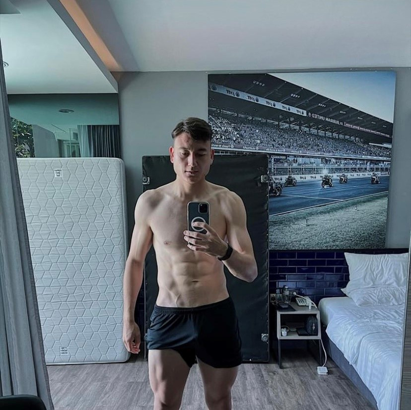 Trong story đăng ngày 21/6, thủ thành Đặng Văn Lâm khoe thân hình cơ bắp, rắn rỏi nhờ tập luyện chăm chỉ. Không thể góp mặt trong danh sách tham gia thi đấu vòng loại tại Dubai vừa qua do trở thành F1 của ca nhiễm Covid-19, Lâm "Tây" vẫn theo dõi và hết mình cổ vũ cho các đồng đội tuyển Việt Nam. Ảnh: Dang Van Lam.