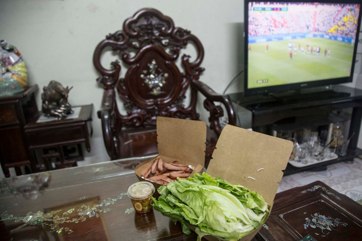 Anh Anh Tuấn (Thanh Xuân, Hà Nội) đặt một phần nem lụi về để thức xem trận bóng giữa Đức và Bồ Đào Nha. "Tôi thấy suất ăn khá đầy đặn, nhiều rau, đồ cuốn. Nem hơi nguội nhưng bỏ vào lò là dùng được. Phần nước chấm đậm đà, có vị chua ngọt vừa miệng. Ăn đêm chắc hơi béo nhưng xem bóng đá nhiều mà không có gì cũng buồn mồm", anh chia sẻ với Zing.