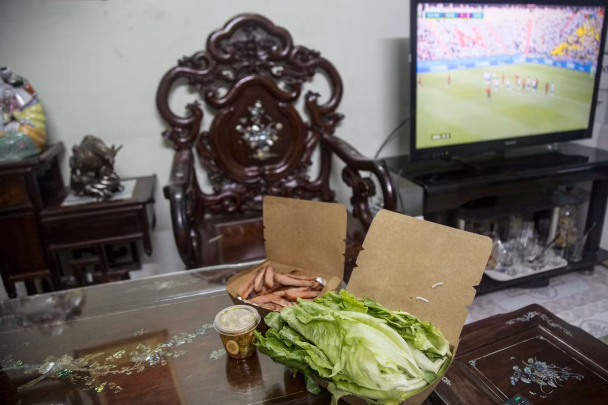 Anh Anh Tuấn (Thanh Xuân, Hà Nội) đặt một phần nem lụi về để thức xem trận bóng giữa Đức và Bồ Đào Nha. "Tôi thấy suất ăn khá đầy đặn, nhiều rau, đồ cuốn. Nem hơi nguội nhưng bỏ vào lò là dùng được. Phần nước chấm đậm đà, có vị chua ngọt vừa miệng. Ăn đêm chắc hơi béo nhưng xem bóng đá nhiều mà không có gì cũng buồn mồm", anh chia sẻ với Zing.