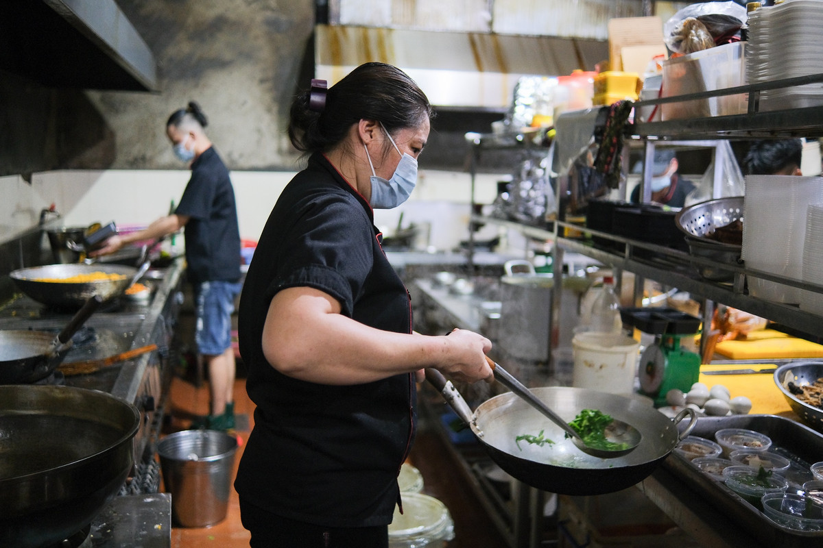 Ban đầu, thực đơn của quán chỉ gồm những món ăn gia đình đơn giản. Hiện tại, quán đã "nâng cấp" lên tới khoảng 100 món, bao gồm đồ nhậu, nước uống, đồ tráng miệng... Được biết, quán không giới hạn thực đơn mỗi ngày. Chỉ cần khách đặt, các nhân viên sẽ làm theo yêu cầu.