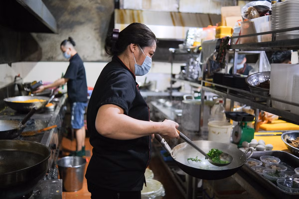 Ban đầu, thực đơn của quán chỉ gồm những món ăn gia đình đơn giản. Hiện tại, quán đã "nâng cấp" lên tới khoảng 100 món, bao gồm đồ nhậu, nước uống, đồ tráng miệng... Được biết, quán không giới hạn thực đơn mỗi ngày. Chỉ cần khách đặt, các nhân viên sẽ làm theo yêu cầu.