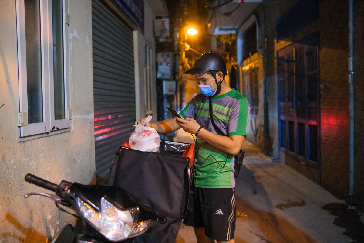 Từ Hào Nam, anh nhận đơn ship tới khu vực Bắc Từ Liêm, cách đó khoảng 15 km. Xong xuôi, anh quay lại để nhận đơn mới. Khi quá nhiều đơn, quán cũng có bộ phận điều phối để ghép đơn, tiện đường cho shipper.