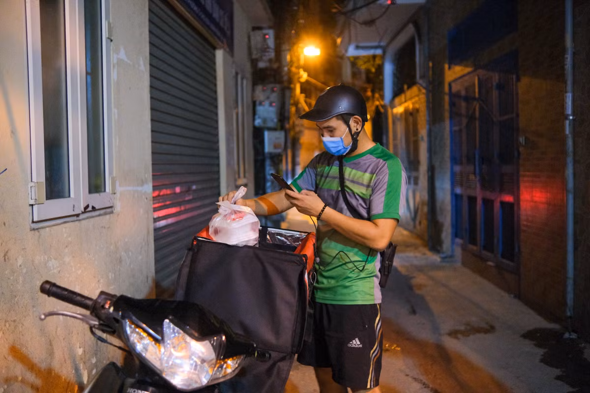 Từ Hào Nam, anh nhận đơn ship tới khu vực Bắc Từ Liêm, cách đó khoảng 15 km. Xong xuôi, anh quay lại để nhận đơn mới. Khi quá nhiều đơn, quán cũng có bộ phận điều phối để ghép đơn, tiện đường cho shipper.