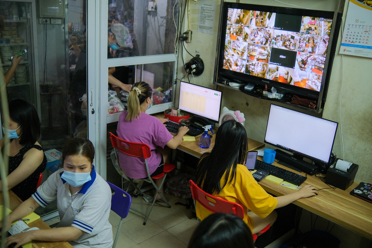 Các bộ phận cũng được phân chia rõ ràng để những đơn hàng được vận chuyển chính xác theo yêu cầu của khách hàng. Họ có bộ phận nhận đơn, ship đồ, điều phối ship và nấu ăn.