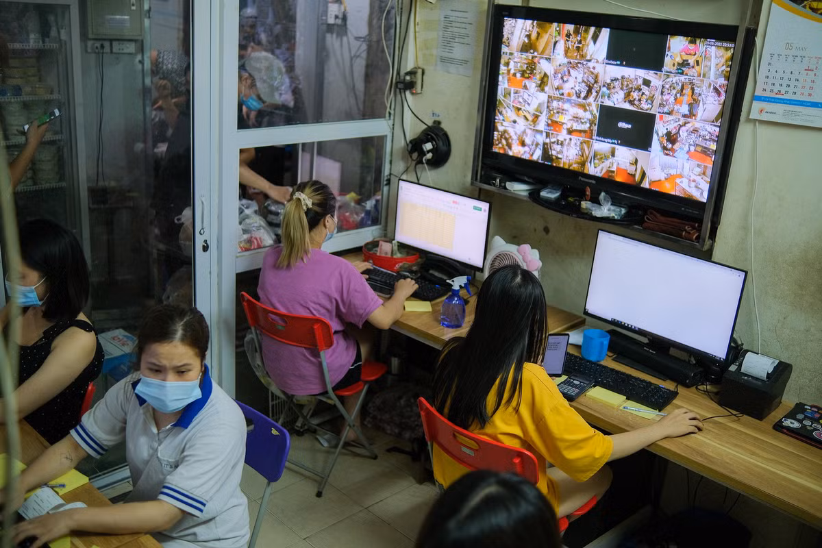 Các bộ phận cũng được phân chia rõ ràng để những đơn hàng được vận chuyển chính xác theo yêu cầu của khách hàng. Họ có bộ phận nhận đơn, ship đồ, điều phối ship và nấu ăn.