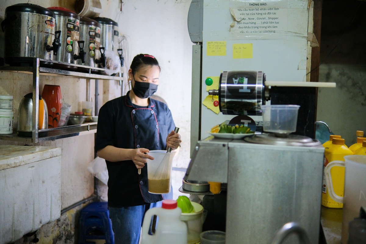 Gian bếp của quán được chia làm 3 khu chính: đồ nóng, đồ lạnh và sushi. Ở gian đồ lạnh, nhân viên chủ yếu làm các món như salad, hoa quả hay trà.