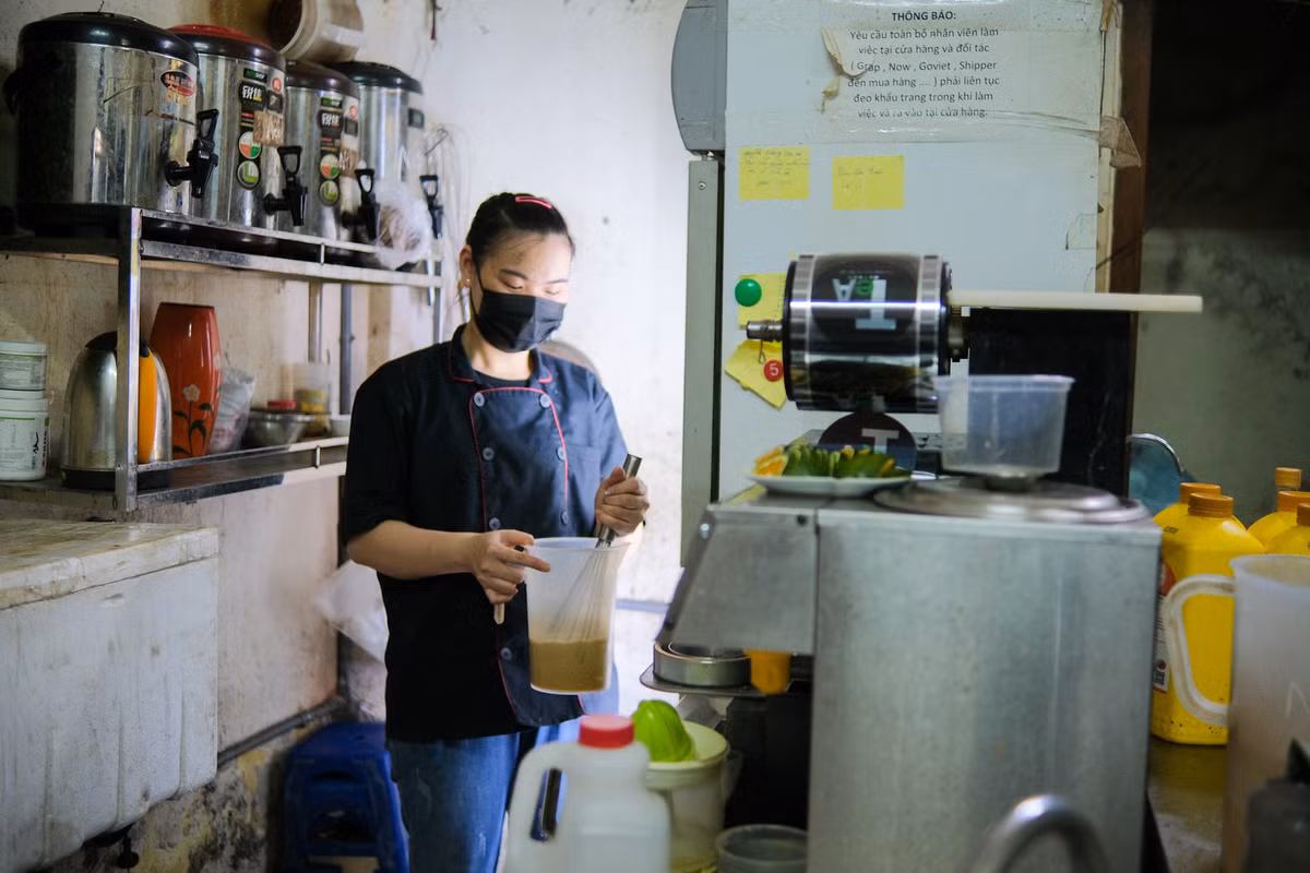 Gian bếp của quán được chia làm 3 khu chính: đồ nóng, đồ lạnh và sushi. Ở gian đồ lạnh, nhân viên chủ yếu làm các món như salad, hoa quả hay trà.