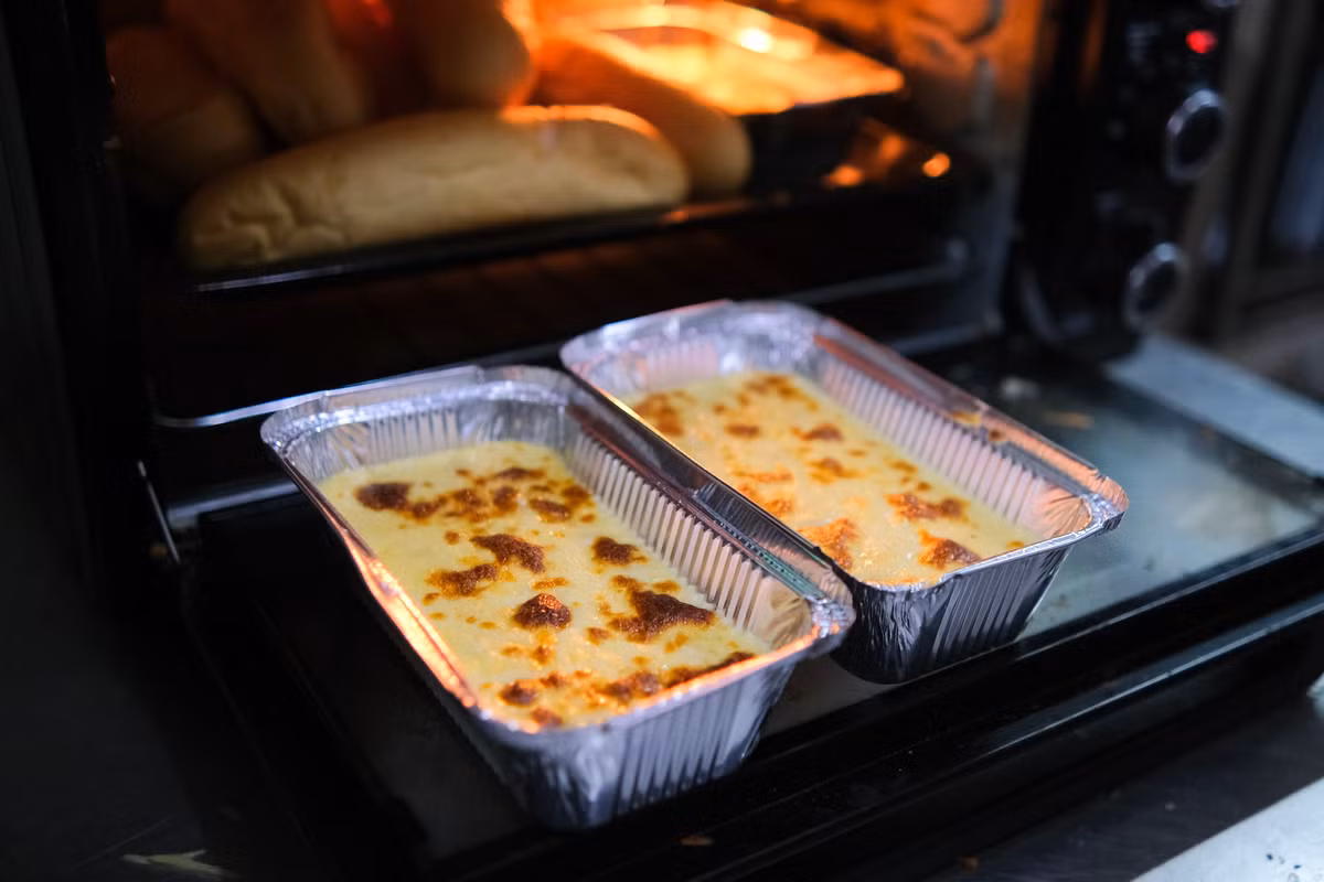 Món tôm bỏ lò nướng phô mai này cũng do anh Tiệp nghiên cứu và hướng dẫn lại các nhân viên. Trong thời gian các trận bóng đá diễn ra gần đây, họ nhận được khoảng 600 đơn/ngày. Những dịp cao điểm bóng đá, con số này dao động thêm khoảng 100-200 đơn. Trước đó, trong đêm chung kết Champions League cuối tháng 5, quán nhận tới hơn 700 đơn.