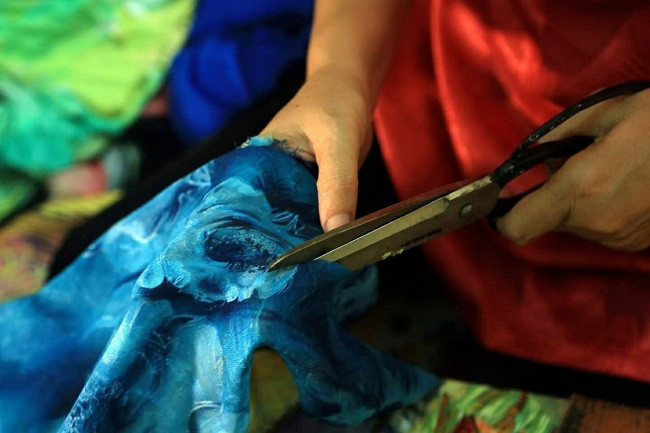 Mang thu bo di ve ti man, nguoi phu nu ban duoc ca nghin do/tac pham