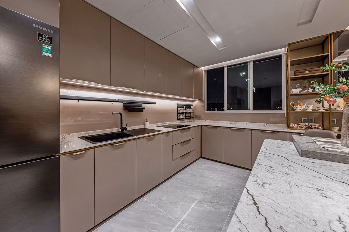 Tiêu chí của gia chủ là tối đa công năng, tránh thiết kế rườm rà. Do đó, toàn bộ hệ thống tủ kệ trang trí đều có thể sử dụng. Bếp có tông màu trung tính, không bị lỗi mốt.