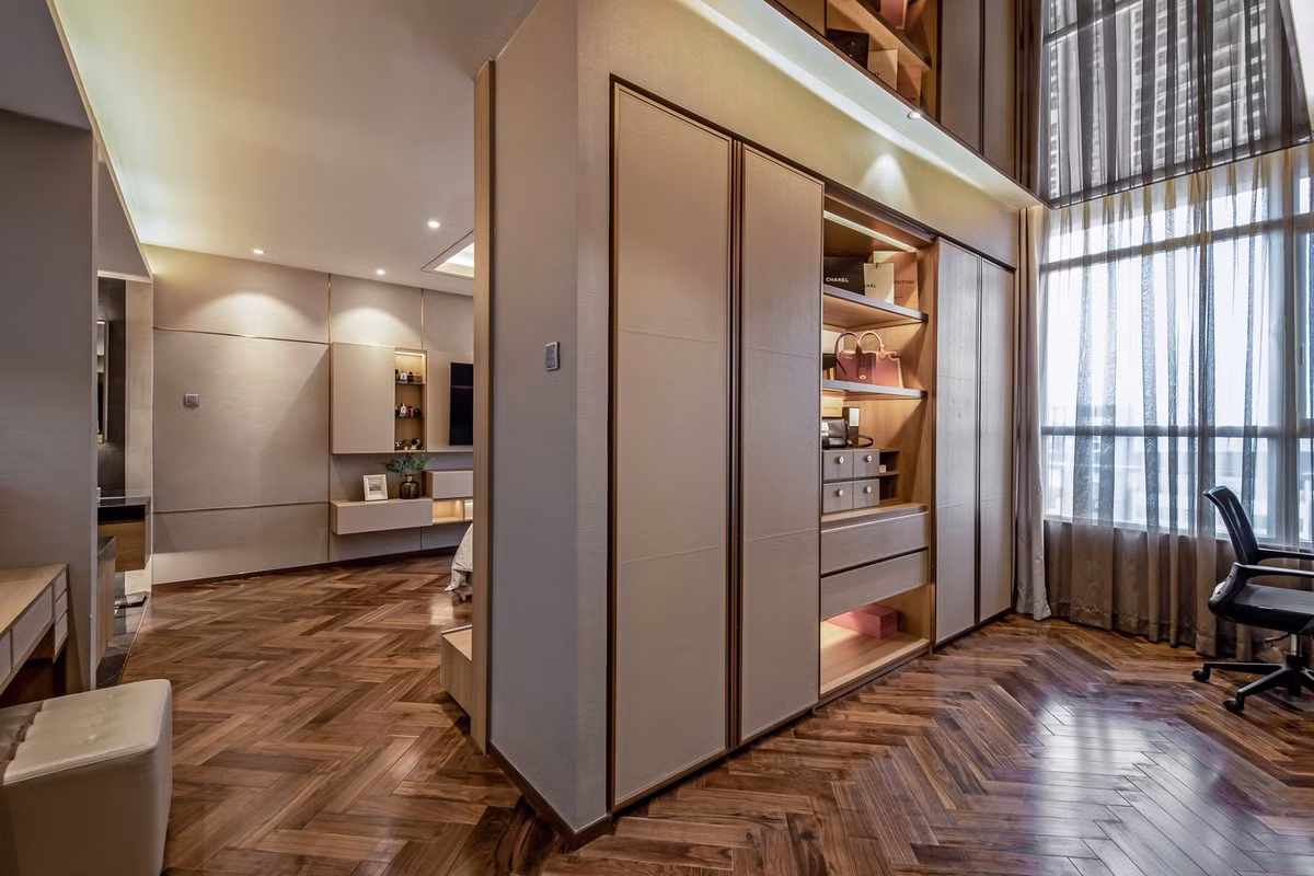 Không gian sử dụng nhiều hệ thống đèn âm kết hợp màu sắc nhã nhặn để tạo cảm giác ấm cúng.