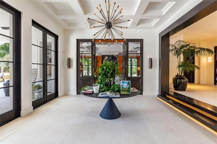 Giọng ca "Blinding lights" mua căn nhà này sau khi bán căn biệt thự ở Hidden Hills cho diva Madonna vào tháng 4 với giá 19,3 triệu USD.