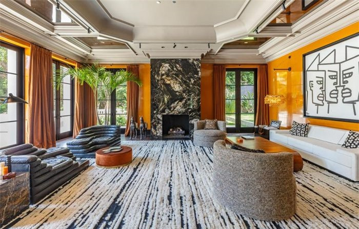 Ngôi nhà mới của The Weeknd có tổng diện tích đến 6.400 m2, trong đó diện tích biệt thự chiếm 3.000 m2, nằm ở vị trí đắc địa, hướng nhìn ra Bel-Air Country Club, câu lạc bộ nổi tiếng xa xỉ, thường được giới nhà giàu California lui tới.