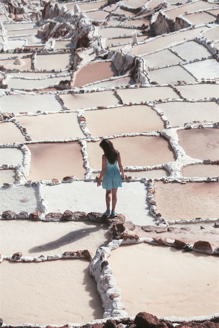 Thăm đồng muối Maras ở thung lĩnh Inca linh thiêng của Peru, du khách thường lên đến tận đỉnh núi để nhìn xuống những ô muối trắng tinh trải dọc sườn đồi. (Ảnh: Bored Panda)