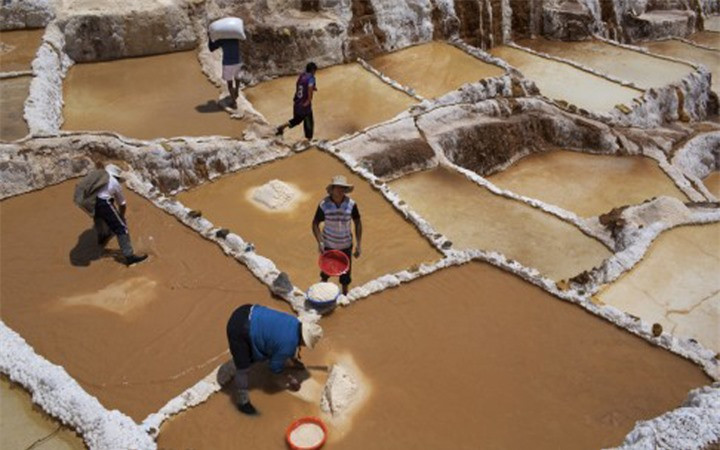 Những biến động địa chất và dịch chuyển của thềm lục địa đã đẩy đáy biển lên và hình thành dãy núi Andes. Một lượng nước biển lớn bị mắc kẹt trong những kẽ đá và hình thành nên dòng suối ngầm chứa nước mặn mà dân ở đây gọi là Qoripujio. (Ảnh: SCMP)