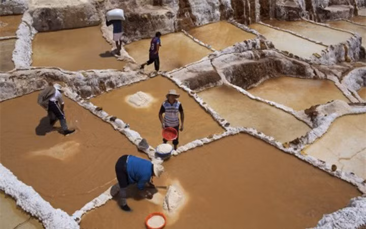 Những biến động địa chất và dịch chuyển của thềm lục địa đã đẩy đáy biển lên và hình thành dãy núi Andes. Một lượng nước biển lớn bị mắc kẹt trong những kẽ đá và hình thành nên dòng suối ngầm chứa nước mặn mà dân ở đây gọi là Qoripujio. (Ảnh: SCMP)