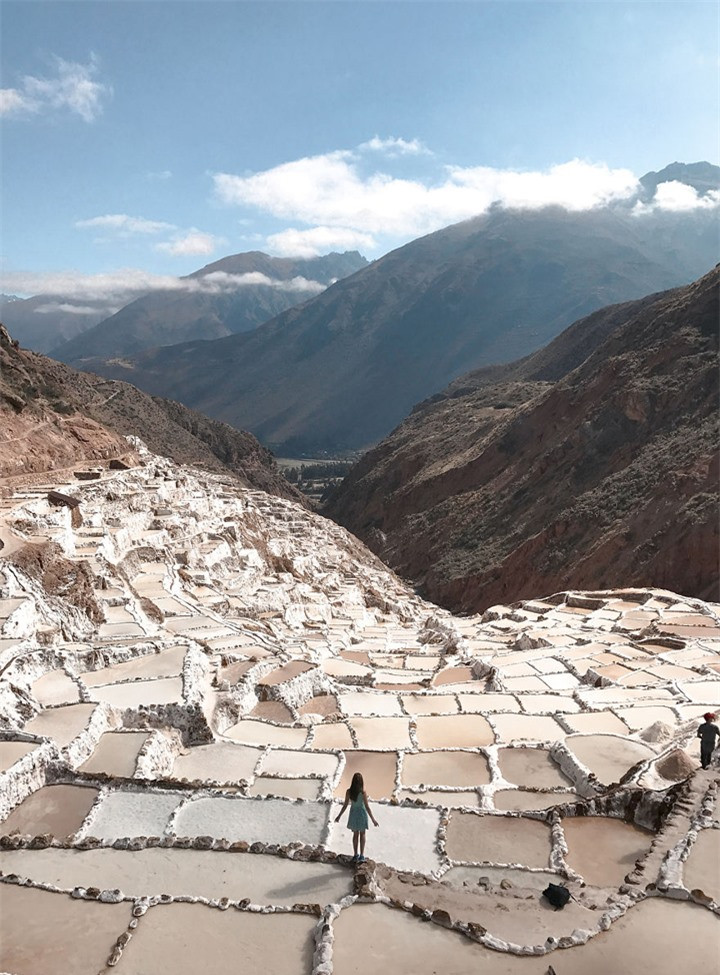 Từ thành phố miền đông nam Cusco, vượt qua chặng đường núi quanh co khoảng 40km, những ô muối trắng nổi bật trên xanh của cây và nâu vàng của đất đá hiện ra lung linh dưới ánh nắng vùng cao. (Ảnh: Bored Panda)